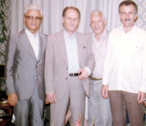  نفر اول سمت چپ:  حسین غیور درجمع دوستان