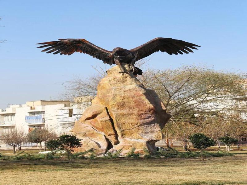المان «هما» در شهر قزوین با ارتفاع 9 متر و وزن 3 تن در راستای معرفی زیست بوم این شهر توسط سازمان زیباسازی قزوین