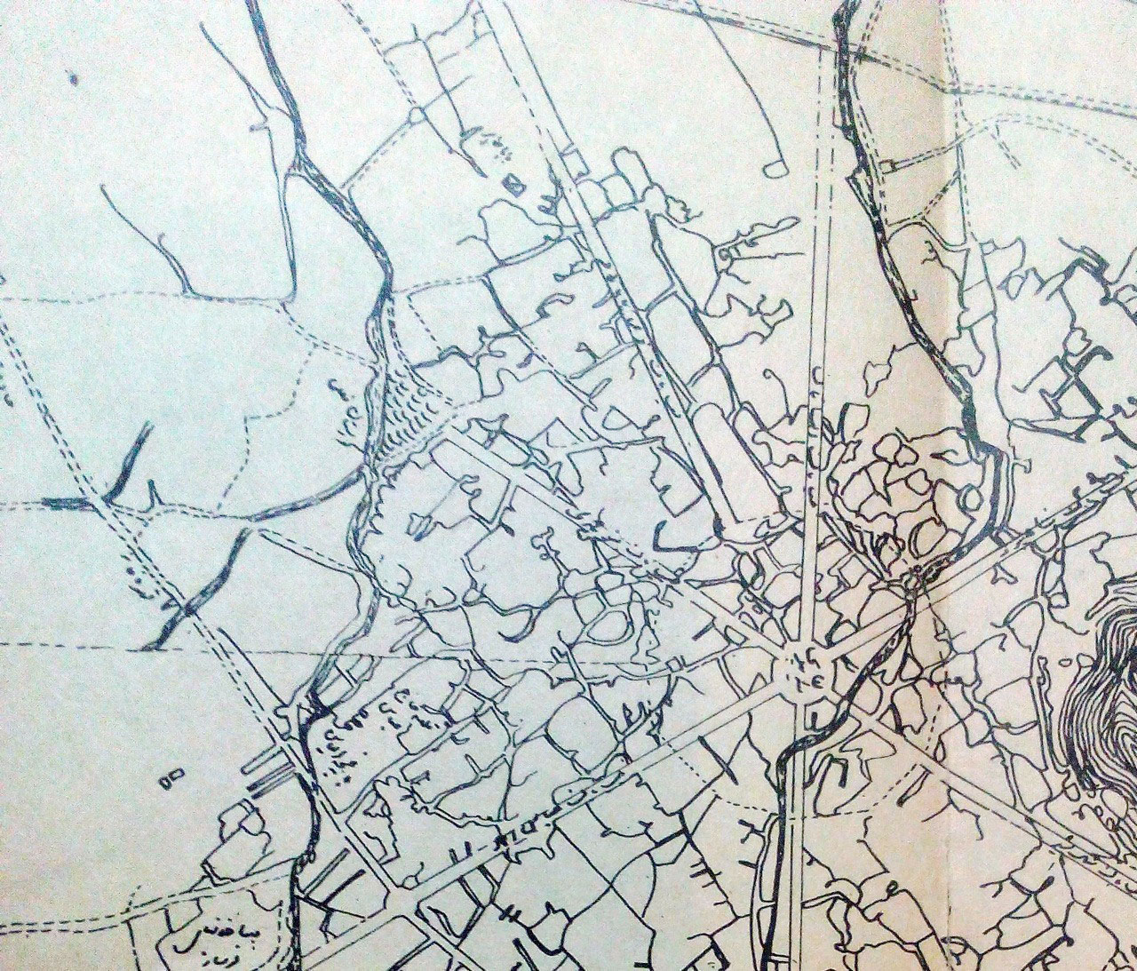قسمتی از نقشه همدان (سال 1320) که گورستان (سر اهل قبور) در انتهای خیابان باباطاهر (منوچهری) مشخص شده است